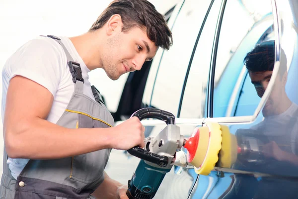 Bilmekaniker på service station — Stockfoto