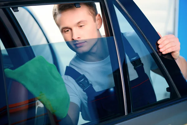 Car mechanic at the service station — Stock Photo, Image