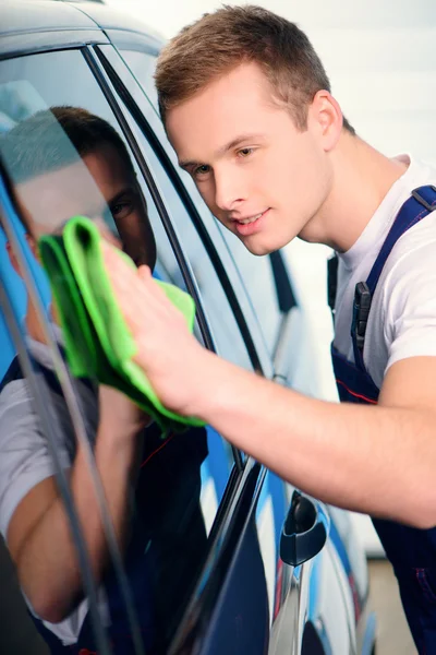 Car mechanic at the service station — Stock Photo, Image