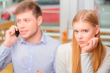 Güzel kadın ve erkek Cafe