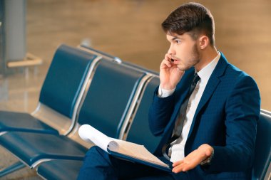 Havaalanında yakışıklı adam