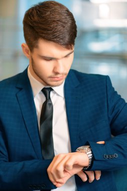 Havaalanında yakışıklı adam