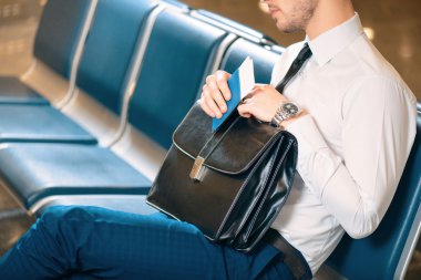 Havaalanında yakışıklı adam