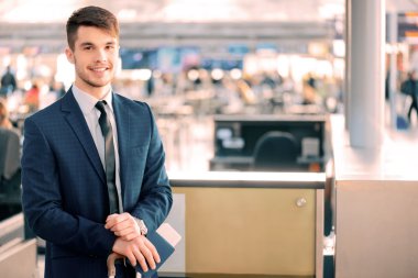 Havaalanında yakışıklı adam