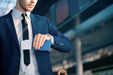 Havaalanında yakışıklı adam