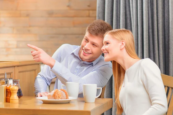 Hermosa pareja joven en la cafetería — Foto de Stock