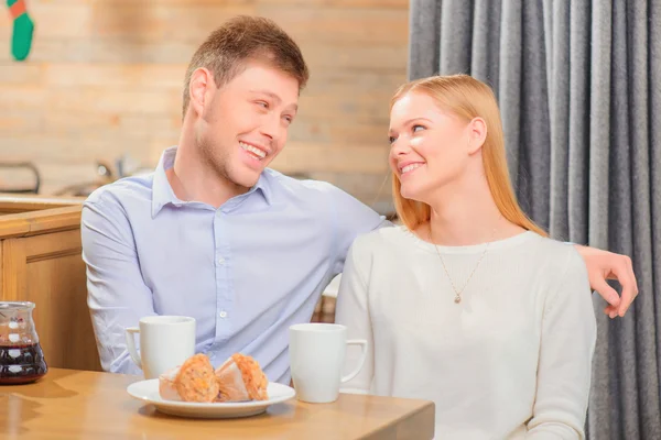 Schönes junges Paar im Café — Stockfoto