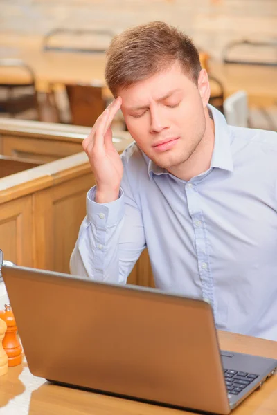 Bello giovane uomo in caffè — Foto Stock