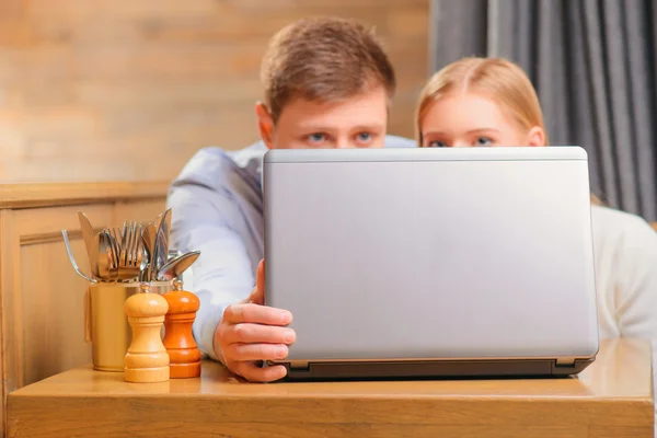 Hermosa mujer y hombre en la cafetería —  Fotos de Stock