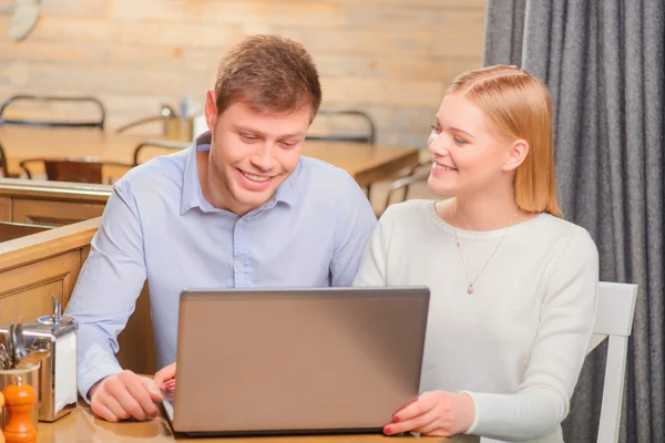 Hermosa mujer y hombre en la cafetería —  Fotos de Stock