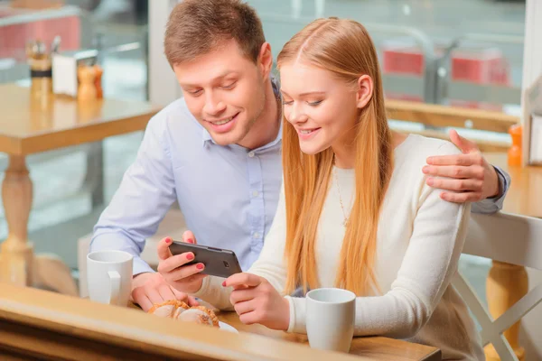 Hermosa mujer y hombre en la cafetería —  Fotos de Stock