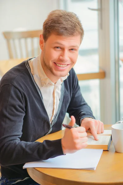 Bello giovane uomo in caffè — Foto Stock