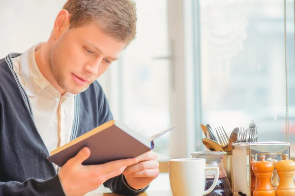 Bello giovane uomo in caffè — Foto Stock