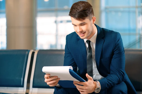 Hombre guapo en el aeropuerto —  Fotos de Stock