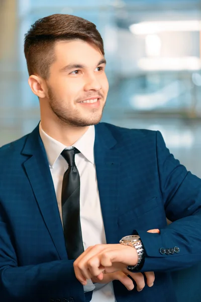 Schöner Mann auf dem Flughafen — Stockfoto