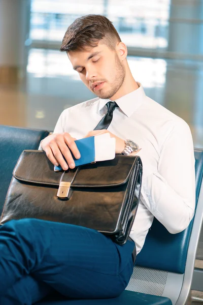 Handsome man in the airport — Stock Photo, Image