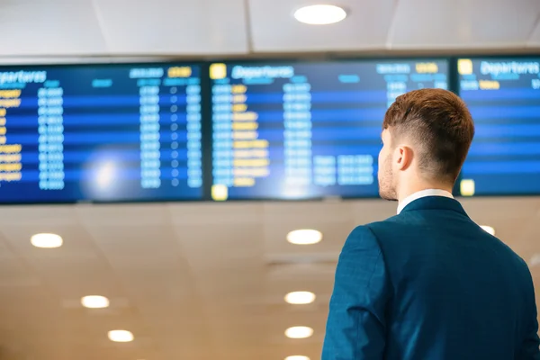 Hombre guapo en el aeropuerto — Foto de Stock