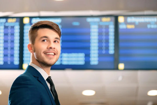 Un bell'uomo in aeroporto — Foto Stock