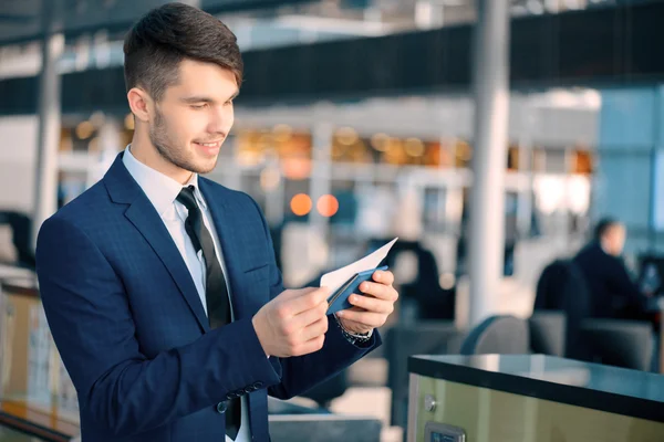 Un bell'uomo in aeroporto — Foto Stock