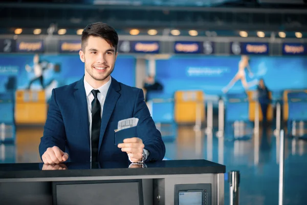 Bonito homem no aeroporto — Fotografia de Stock