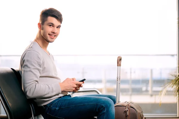 Un bel homme à l'aéroport. — Photo