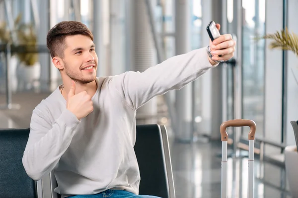 Bonito homem no aeroporto — Fotografia de Stock