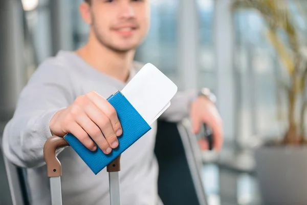 Un bel homme à l'aéroport. — Photo