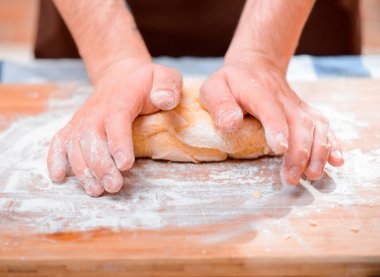 Mutfakta yakışıklı aşçı