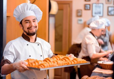 Mutfakta yakışıklı aşçı