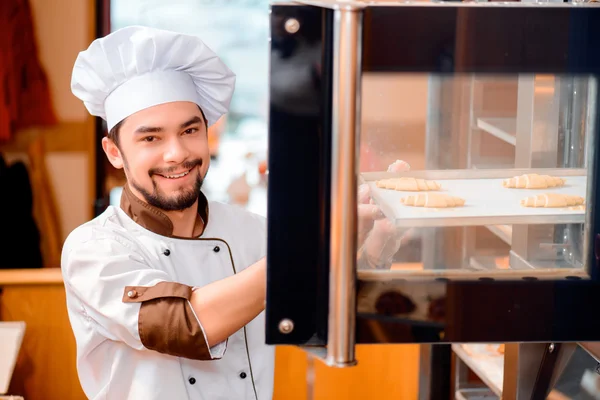 Bello cuoco in cucina — Foto Stock