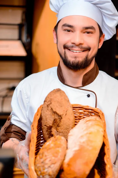 Pohledný kuchařka v kuchyni — Stock fotografie