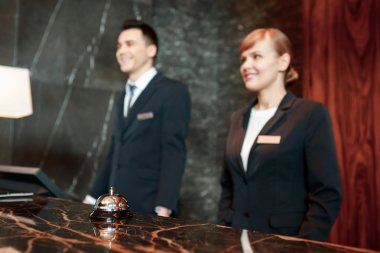 Otel resepsiyon masası iş başında
