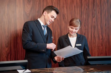 Kasanın arkasındaki otel resepsiyonist