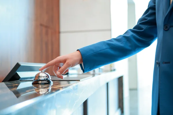 Campana de servicio del hotel en recepción — Foto de Stock