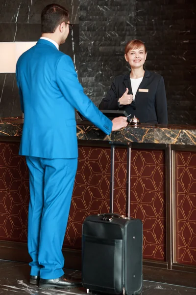 Receptionist al lavoro dietro il bancone — Foto Stock