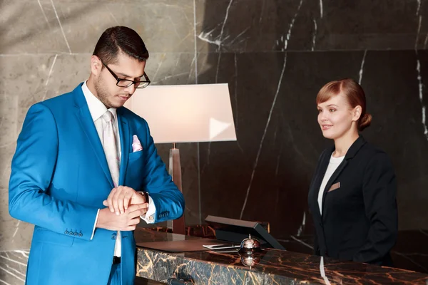 Konuk bir resepsiyonist ile iletişim