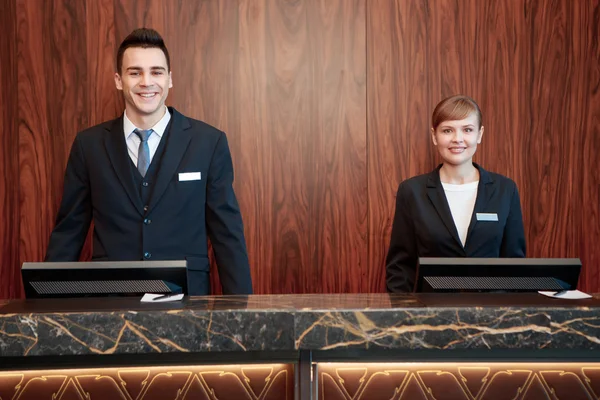 Recepcionistas de hotel atrás do balcão — Fotografia de Stock