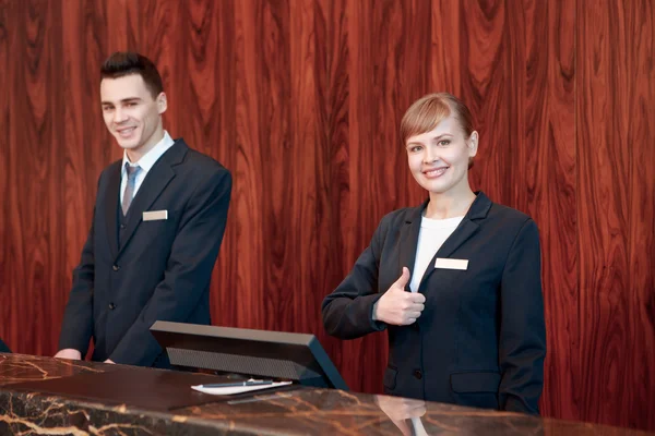 Gli addetti alla reception dell'hotel dietro il bancone — Foto Stock