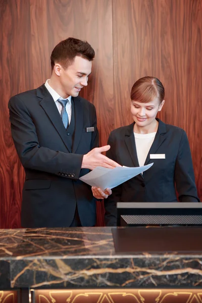 Hotel receptionisten achter de toonbank — Stockfoto