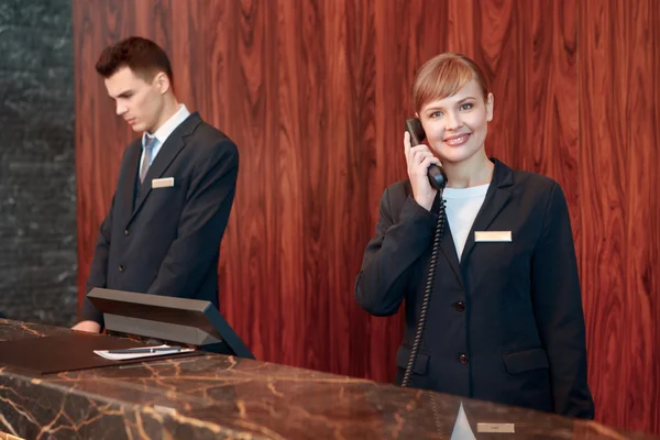 Receptionist answering the call — Stock Photo, Image