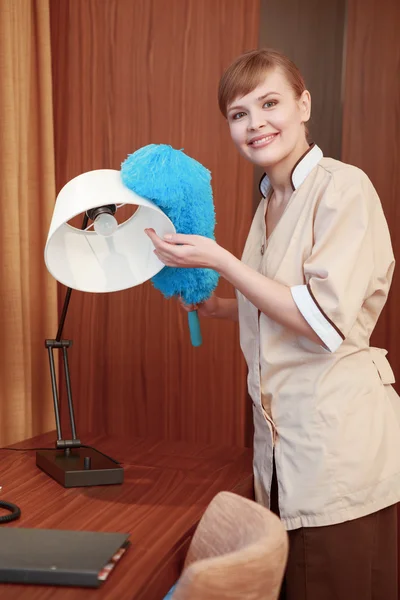 Hotel maid dusting furniture — Stock Photo, Image