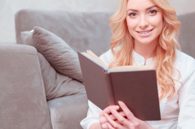 Güzel genç bayan evde dinleniyor.