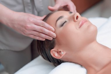 Kaplıcadaki güzel genç kadın