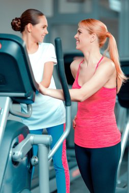 Sevimli genç kız ve annesi Spor Kulübü