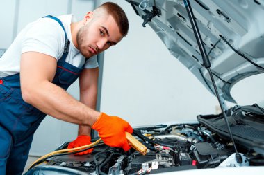 Araba tamircisi, servis istasyonu