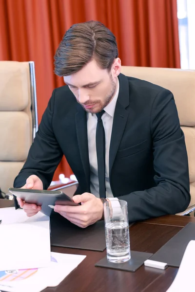 Zakenman met een tablet-apparaat — Stockfoto