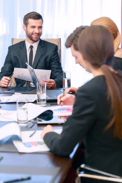 Vergadering leider spreekt tot zijn collega 's — Stockfoto