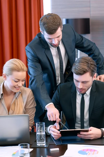 Tablet-Gerät mit Diagramm — Stockfoto