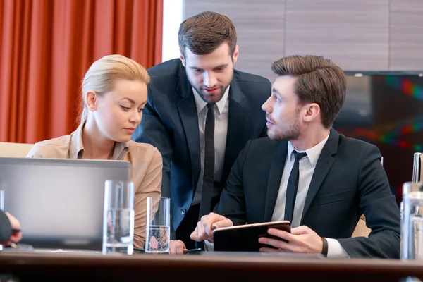 Tablet-Gerät mit Diagramm — Stockfoto