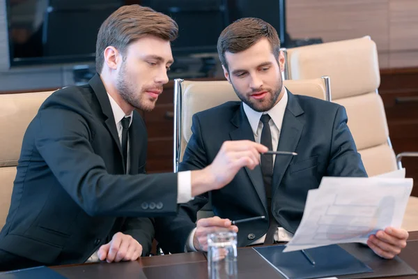 Geschäftsleute am Werk — Stockfoto